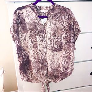 Lightweight shirt with tie